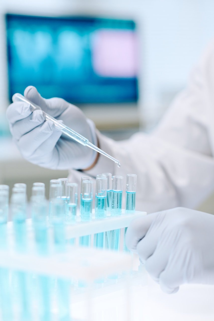 Profissional de laboratório trabalhando com equipamentos