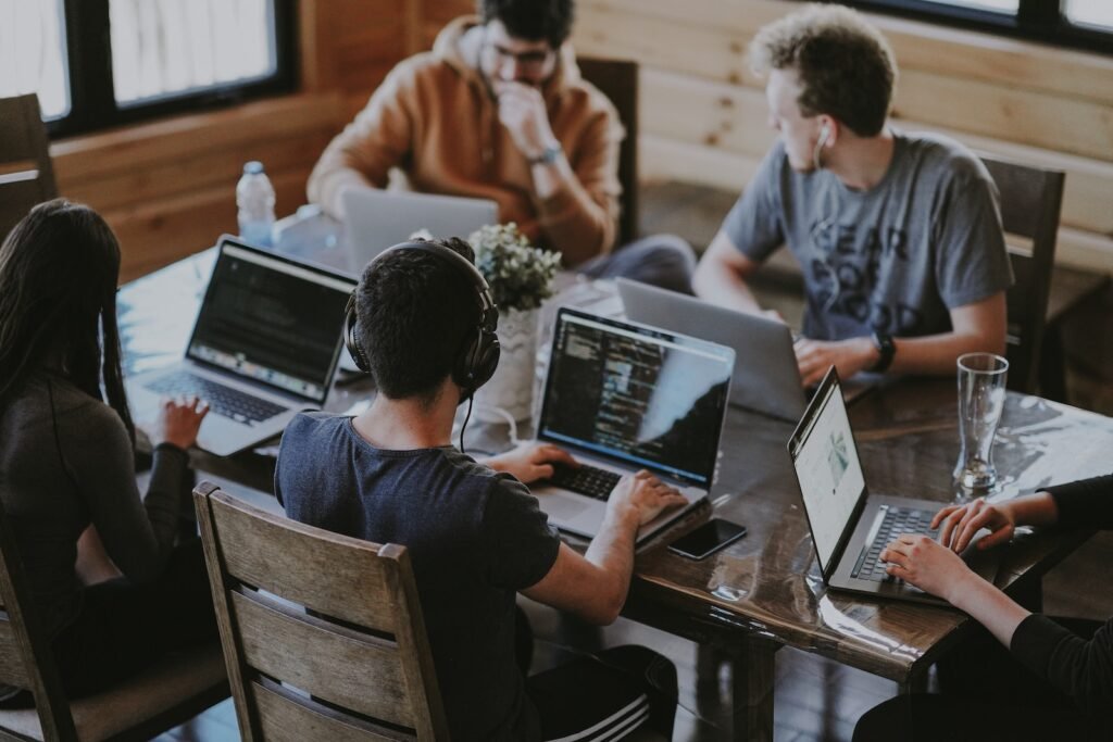 group of people using laptop computer inteligencia artificial